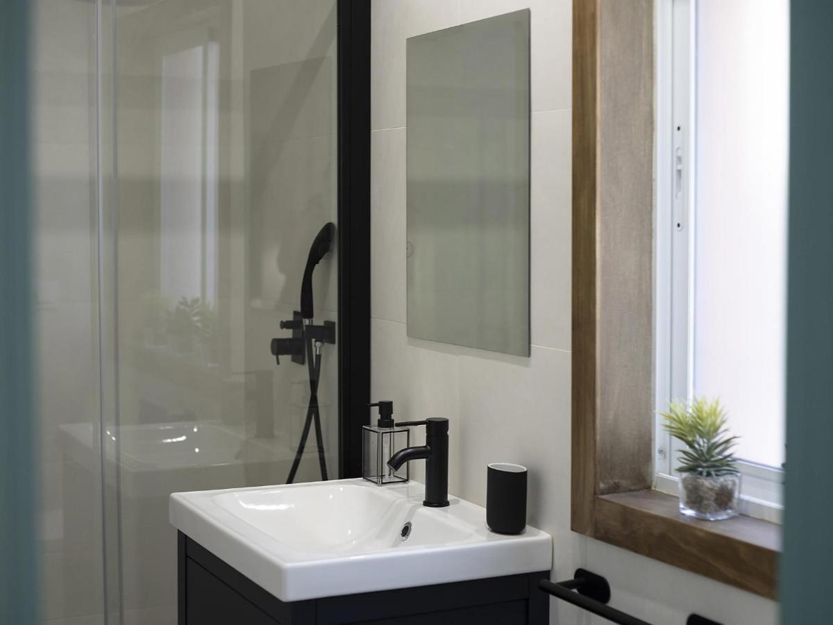 Beautiful Blue Triana Apartment Sevilla Bagian luar foto